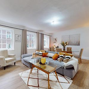 Deluxe One-Bedroom Apartment